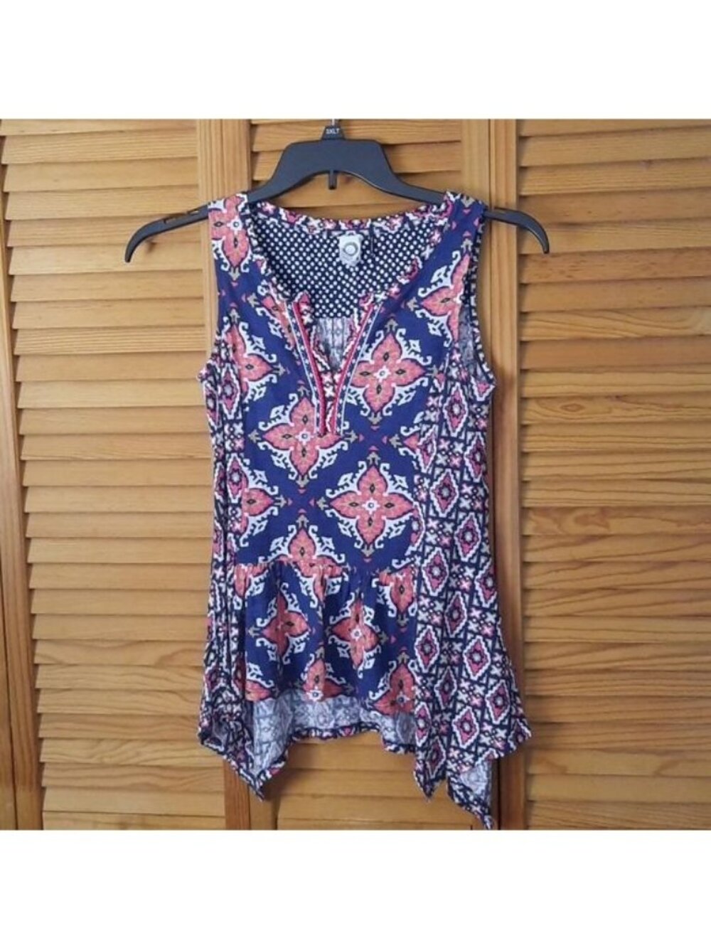 Akemi + Kin Anthropologie Vneck Sleeveless Shark Hemline Top Size Extra Small
